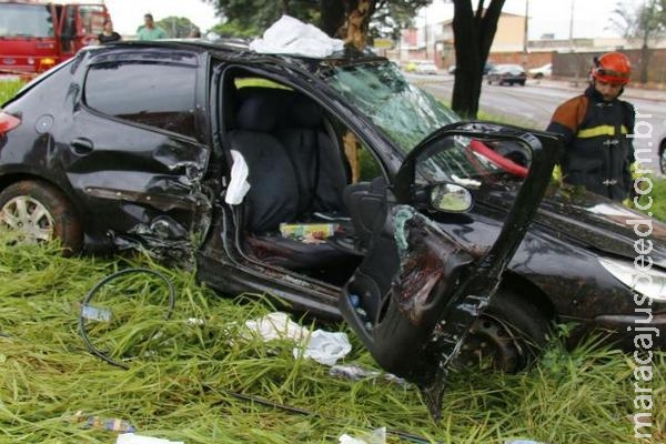 Embreagem falha e irmãs ficam presas nas ferragens após baterem em árvore