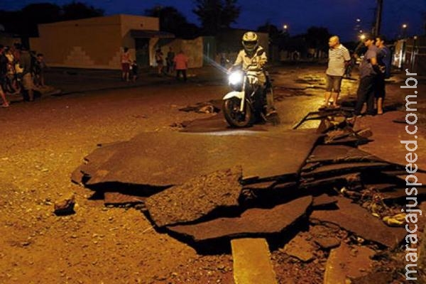 VÍDEO: Temporal transforma rua em rio e arranca asfalto em várias quadras na Capital