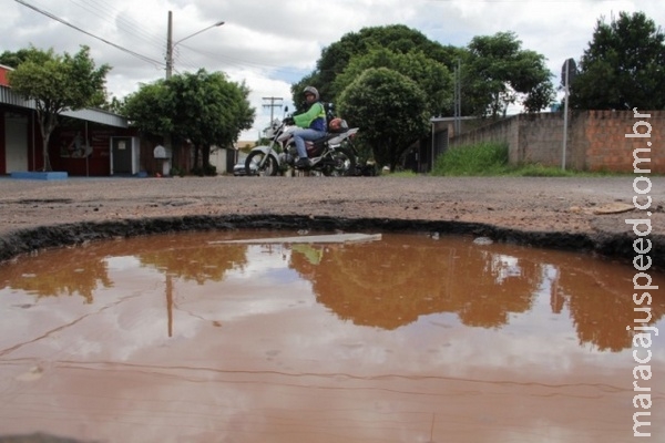 Desviar de buracos da Bandeirantes em ruas paralelas pode ser má ideia Desviar de buracos da Bandeirantes em ruas paralelas pode ser má ideia