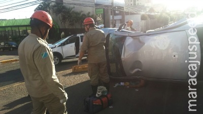 Carro que teria invadido a preferencial tomba em cruzamento do Jardim dos Estados Carro que teria invadido a preferencial tomba em cruzamento do Jardim dos Estados
