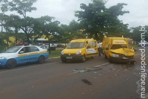 Trânsito na Gury Marques fica impedido após acidente com ambulância