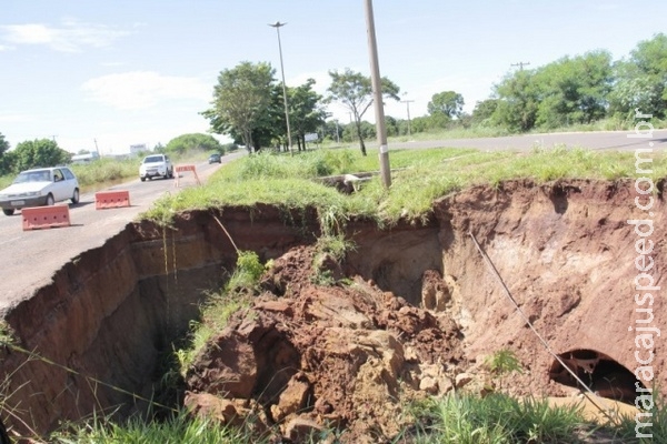 Sem reparos, crateras só aumentam e quem passa teme ser "engolido"