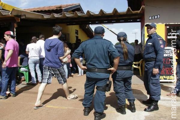 Em dia de trote aos calouros, polícia fecha bares perto de universidade Em dia de trote aos calouros, polícia fecha bares perto de universidade