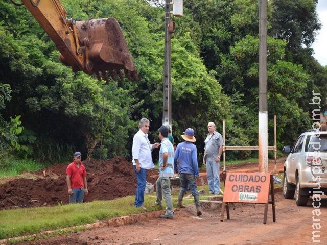 Prefeito Maurílio visita obras em execução de drenagem e de pavimentação asfáltica