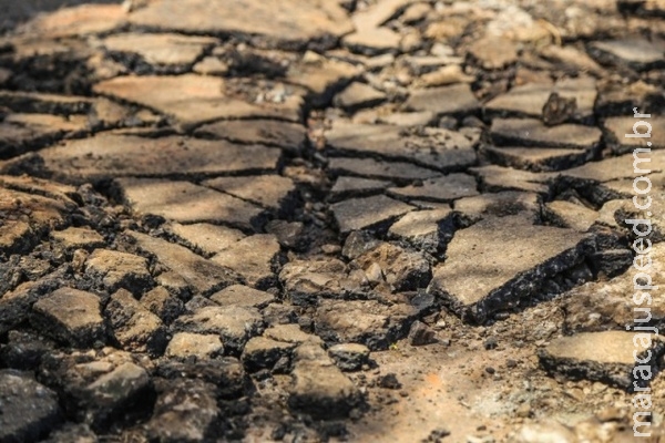 Falta de manutenção na drenagem teria causado rompimento de asfalto Falta de manutenção na drenagem teria causado rompimento de asfalto