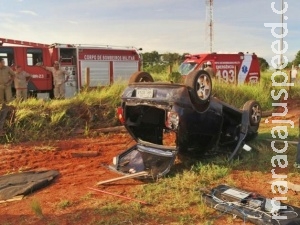 Carro capota após condutor tentar desviar de suposto racha Carro capota após condutor tentar desviar de suposto racha