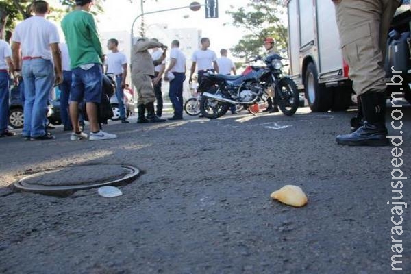 Idosa fratura pernas e fica em estado grave após ser atropelada Idosa fratura pernas e fica em estado grave após ser atropelada