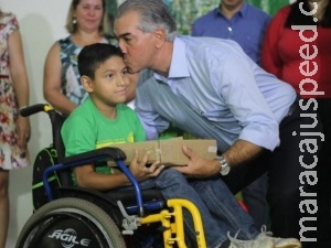 Na volta às aulas, Reinaldo destaca entrega de kits e uniformes aos alunos Na volta às aulas, Reinaldo destaca entrega de kits e uniformes aos alunos