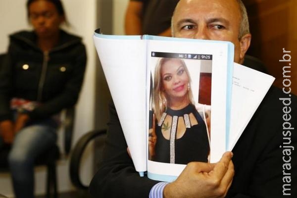 Suspeita de planejar assassinato de manicure apresenta-se em delegacia e fica presa 