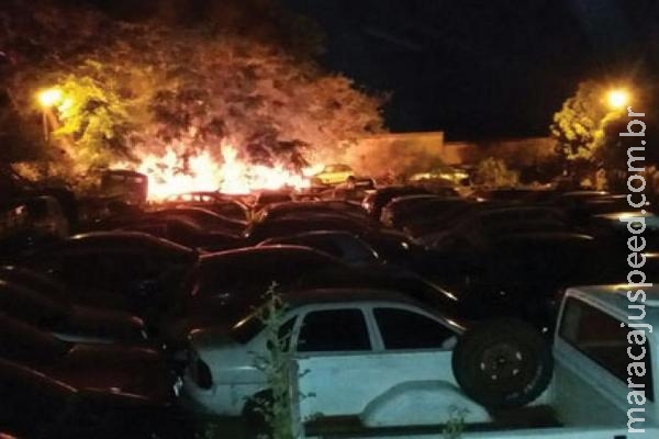 Incêndio destrói carros em pátio de delegacia no interior de MS Incêndio destrói carros em pátio de delegacia no interior de MS
