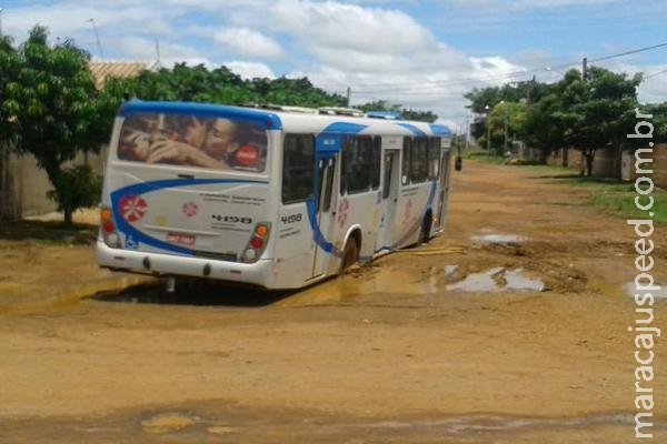 VÍDEO: asfalto continua desmanchando e ônibus afundam em bairro da Capital VÍDEO: asfalto continua desmanchando e ônibus afundam em bairro da Capital