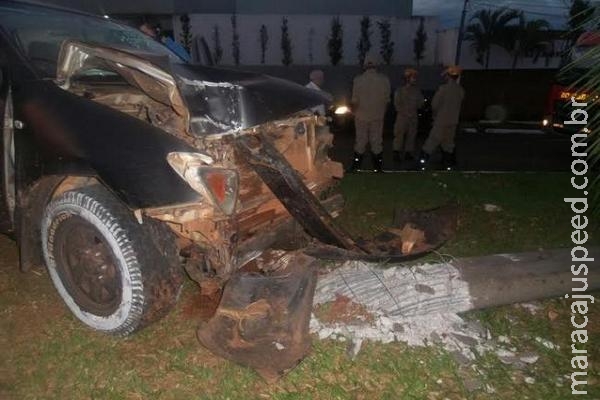 Condutor de Hilux cochila ao volante, bate e arranca poste de canteiro na Mato Grosso Condutor de Hilux cochila ao volante, bate e arranca poste de canteiro na Mato Grosso