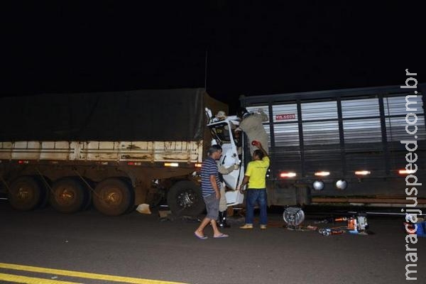 Motorista dorme ao volante, colide em carreta e fica preso nas ferragens na BR-267 Motorista dorme ao volante, colide em carreta e fica preso nas ferragens na BR-267