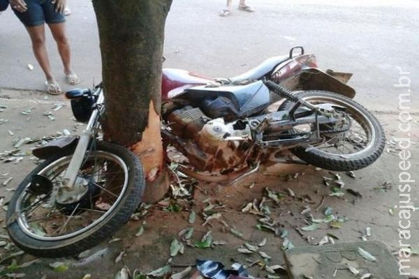 Adolescente de 16 anos morre após colidir motocicleta em árvore