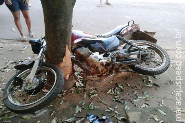 Adolescente de 16 anos morre após colidir motocicleta em árvore Adolescente de 16 anos morre após colidir motocicleta em árvore