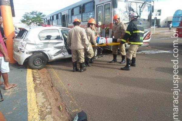 Grávida de 3 meses é esmagada por passageiros de ônibus em acidente na Ceará Grávida de 3 meses é esmagada por passageiros de ônibus em acidente na Ceará