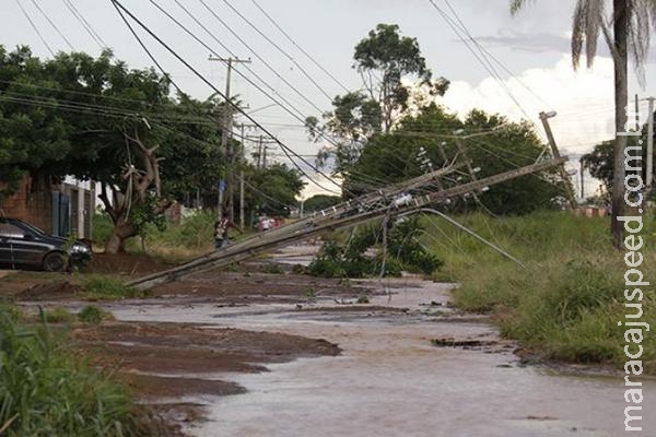 Vendaval e chuva causam pânico e mãe abriga 5 filhos embaixo da cama Vendaval e chuva causam pânico e mãe abriga 5 filhos embaixo da cama