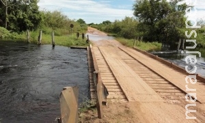 Nível da água baixa, mas trânsito na Estrada Parque ainda é complicado Nível da água baixa, mas trânsito na Estrada Parque ainda é complicado