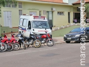 Veículos em local proibido travam saída de ambulância em hospital