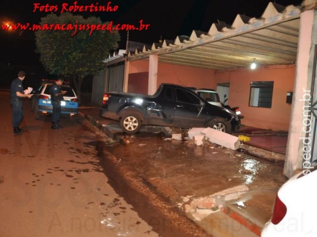 Maracaju: Condutora perde controle de veículo e destrói muro e grades invadindo residência