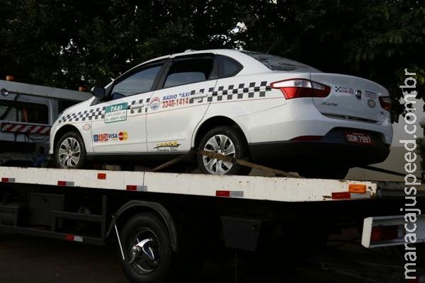 Taxista sofre sequestro relâmpago e tem carro roubado por trio armado Taxista sofre sequestro relâmpago e tem carro roubado por trio armado