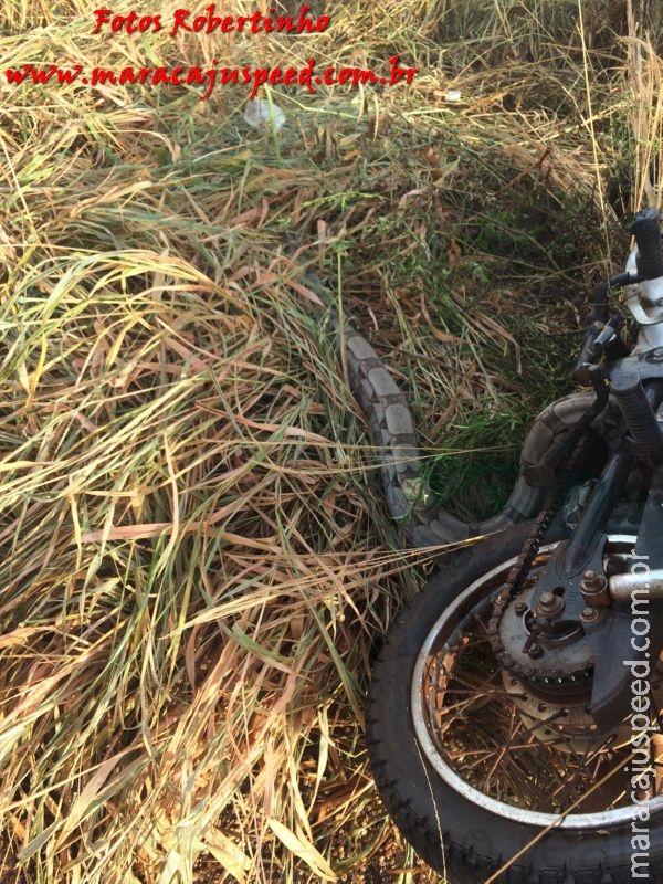Bombeiros de Maracaju atendem ocorrência de queda de motociclista, e encontra cobra Jiboia enrolada em moto