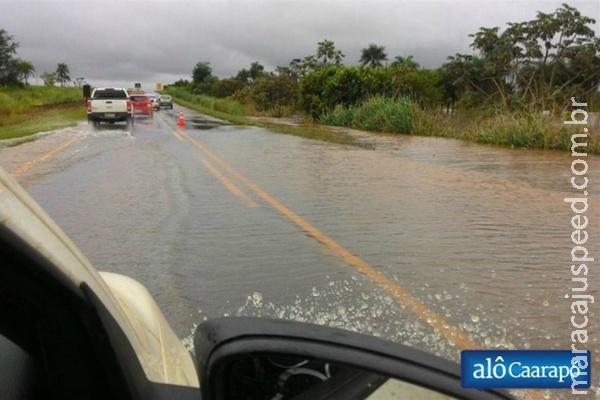 Rio Dourados transborda e trecho da BR 163 é interditado