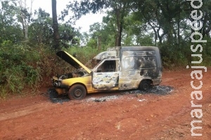 Morador encontra veículo totalmente queimado em estrada vicinal
