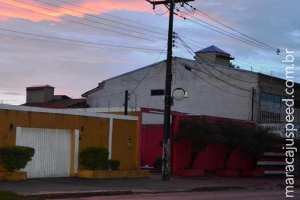 Homem não aceita fim de relacionamento e atira em ex ao vê-la em boate 