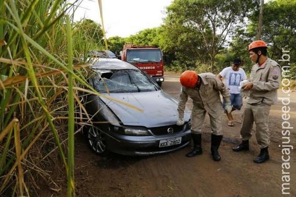 Motorista culpa buraco por capotamento na estrada do Inferninho Motorista culpa buraco por capotamento na estrada do Inferninho