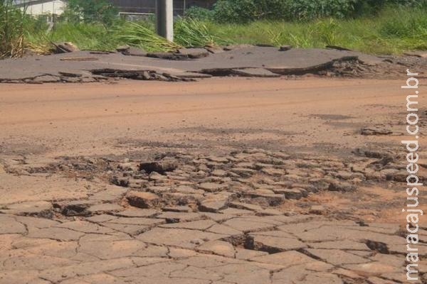 Na rua onde chuva leva o asfalto, moradores lembram de Puccinelli e Nelsinho
