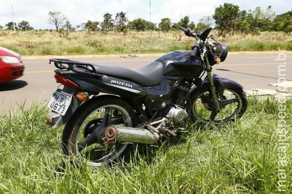 Motociclista colide em poste ao tentar desviar de carro e dois ficam feridos