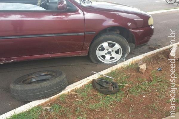Sem freio e com pneu estourado, motorista invade canteiro e bate em árvore Sem freio e com pneu estourado, motorista invade canteiro e bate em árvore