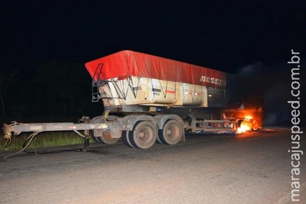 Carreta carregada de adubo pega fogo após pneu estourar na MS-338