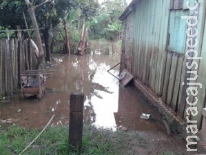 Chuva volta e moradores se mantém em alerta para deixar casas se rio subir Chuva volta e moradores se mantém em alerta para deixar casas se rio subir
