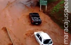 Imagens mostra veículos sendo arrastados pela enxurrada em avenida Imagens mostra veículos sendo arrastados pela enxurrada em avenida