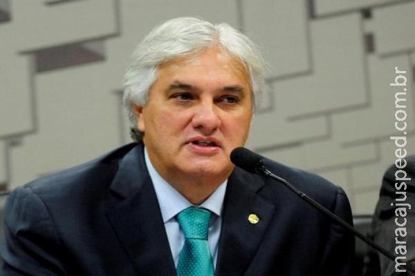 Delcídio adia volta, nega delação e deixa foco no Conselho de Ética Delcídio adia volta, nega delação e deixa foco no Conselho de Ética