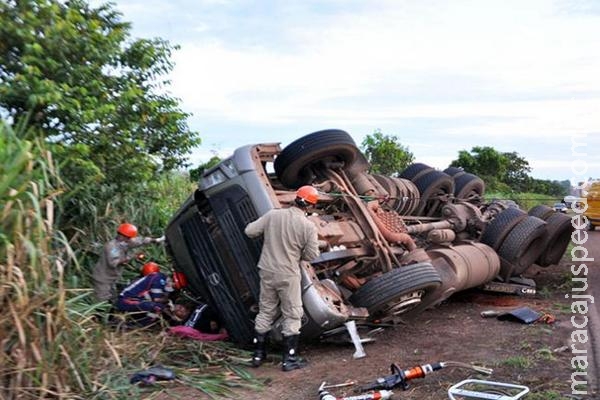 Caminhoneiro dorme ao volante e provoca acidente com três carretas na BR-163 Caminhoneiro dorme ao volante e provoca acidente com três carretas na BR-163