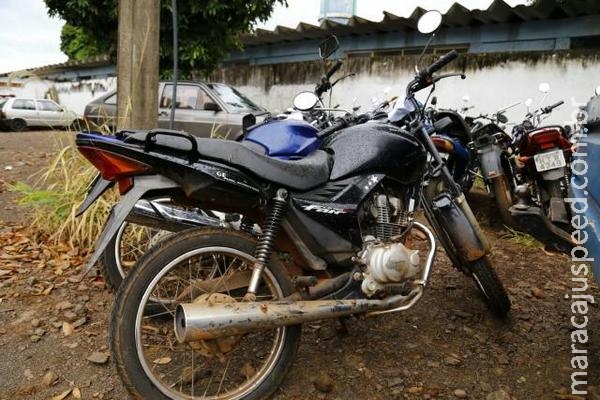 Dupla armada e de bicicleta rouba moto de casal que namorava na rua, no Tijuca