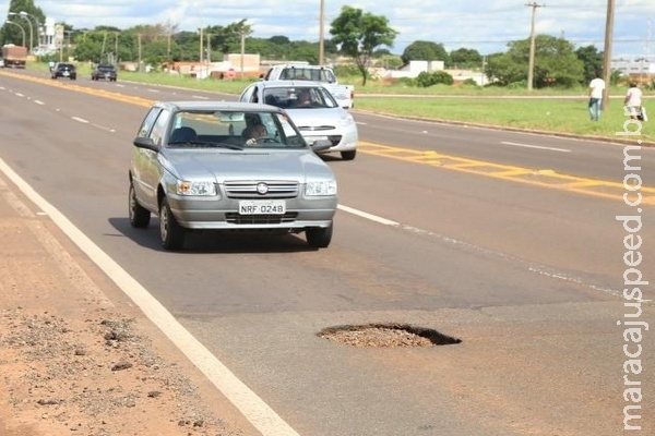 Onde avenida encontra BR, dúvida é sobre quem deve tapar os buracos Onde avenida encontra BR, dúvida é sobre quem deve tapar os buracos