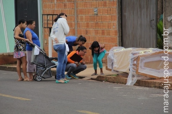 Caixões lacrados aparecem em terreno baldio e intrigam moradores Caixões lacrados aparecem em terreno baldio e intrigam moradores