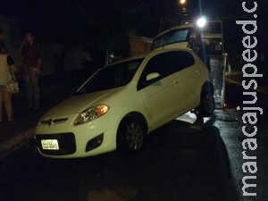 Condutora de carro preso em buraco diz que processará a Prefeitura Condutora de carro preso em buraco diz que processará a Prefeitura