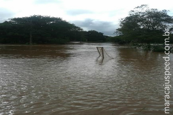 Adolescente pula em rio, arrastado sobrevive ao segurar em galho