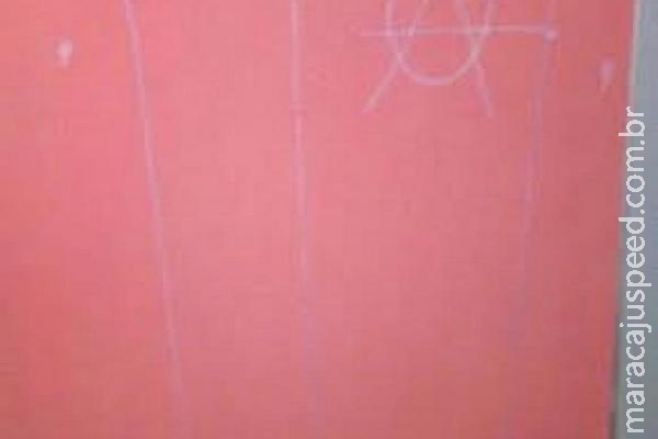 Homem é detido e multado em R$ 5 mil ao ser flagrado pichando prédio Homem é detido e multado em R$ 5 mil ao ser flagrado pichando prédio