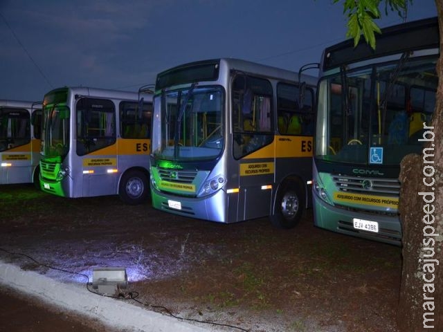 Prefeito Maurílio entrega 10 ônibus e faz balanço administrativo para população