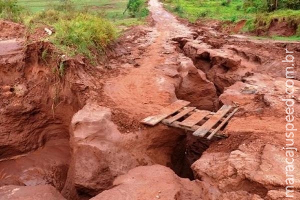 Sem licitação, Governo firma contratos de R$ 8,4 mi para recuperar estradas Sem licitação, Governo firma contratos de R$ 8,4 mi para recuperar estradas