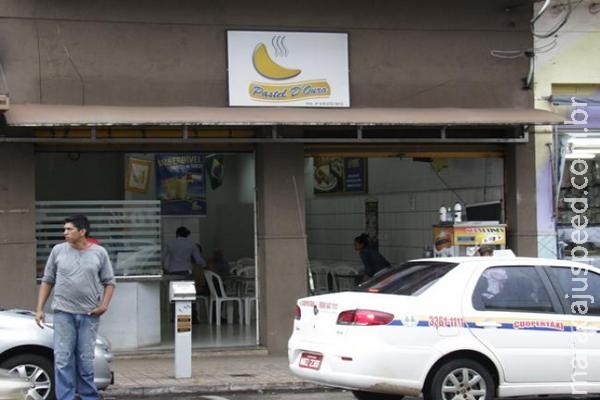 Cliente acha larva em enroladinho, denuncia e rede de restaurantes é vistoriada Cliente acha larva em enroladinho, denuncia e rede de restaurantes é vistoriada