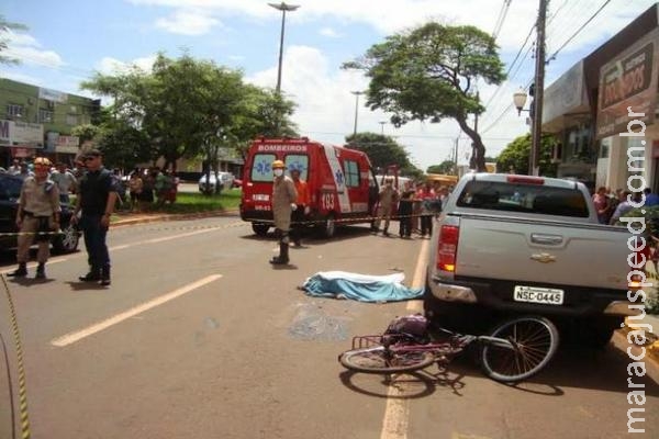 Ciclista é atropelada por caminhão no centro e tem corpo dilacerado