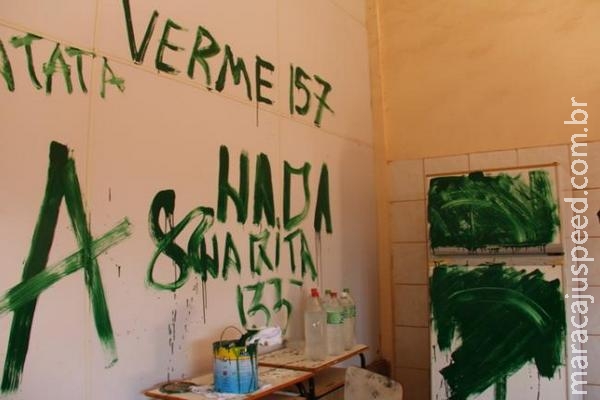 Vândalos picham escola, furtam comida e alunos ficam só na bolacha e suco Vândalos picham escola, furtam comida e alunos ficam só na bolacha e suco