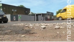 Homem responde na polícia por tapar buracos em ruas de Amambai